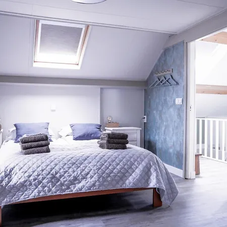 Daire Waterhill's Bed *